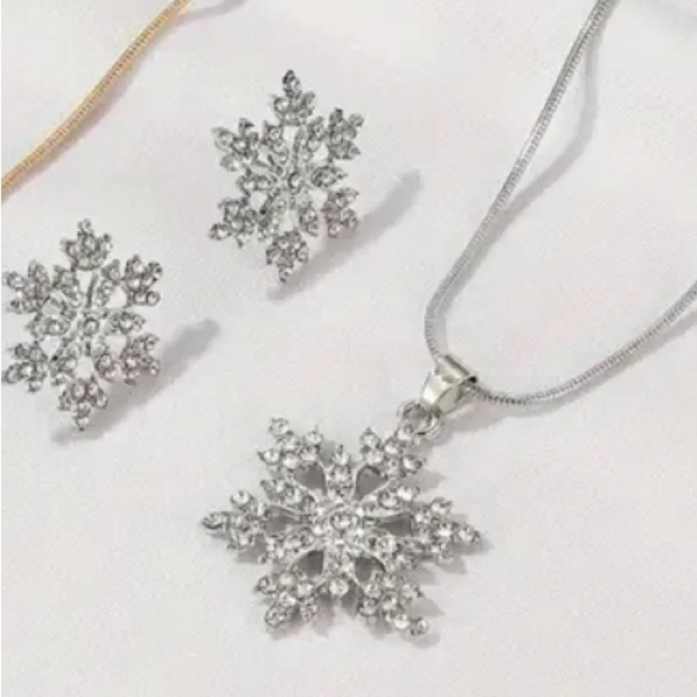 SNOWFLAKE PENDANT AND EARRINGS THREE PIECE SET SILVERTONE NIP - Picture 1 of 2